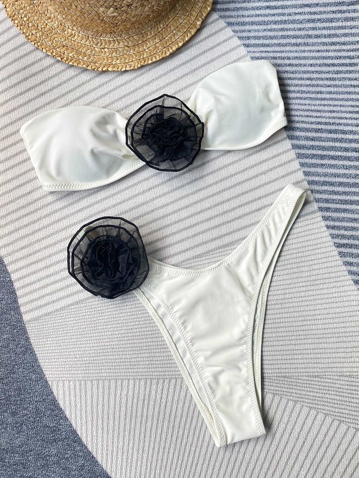 Bella | Luxury Bandeau-Bikini-Set mit Blumenbesatz