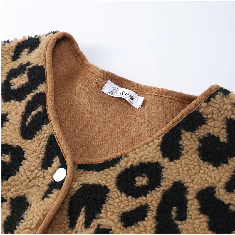 Leopardfrost – stylischer wintermantel mit leopardenmotiv für mutige frauen